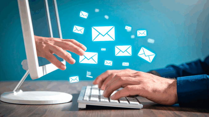 Firefly_en mand der sidder og læser emails på din computer. En hånd kommer ud fra computerskæ 67486
