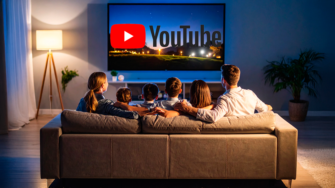 Firefly_familie der sidder i sofaen foran tv’et. Det store tv lyser op med YouTubes logo 737169