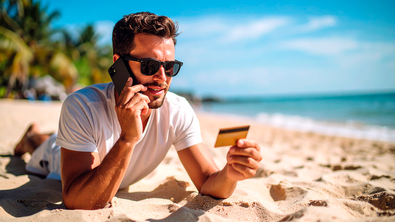 Firefly_En person der ligger på en solbeskinnet strand og snakker i smartphone. Han skal se f 487578